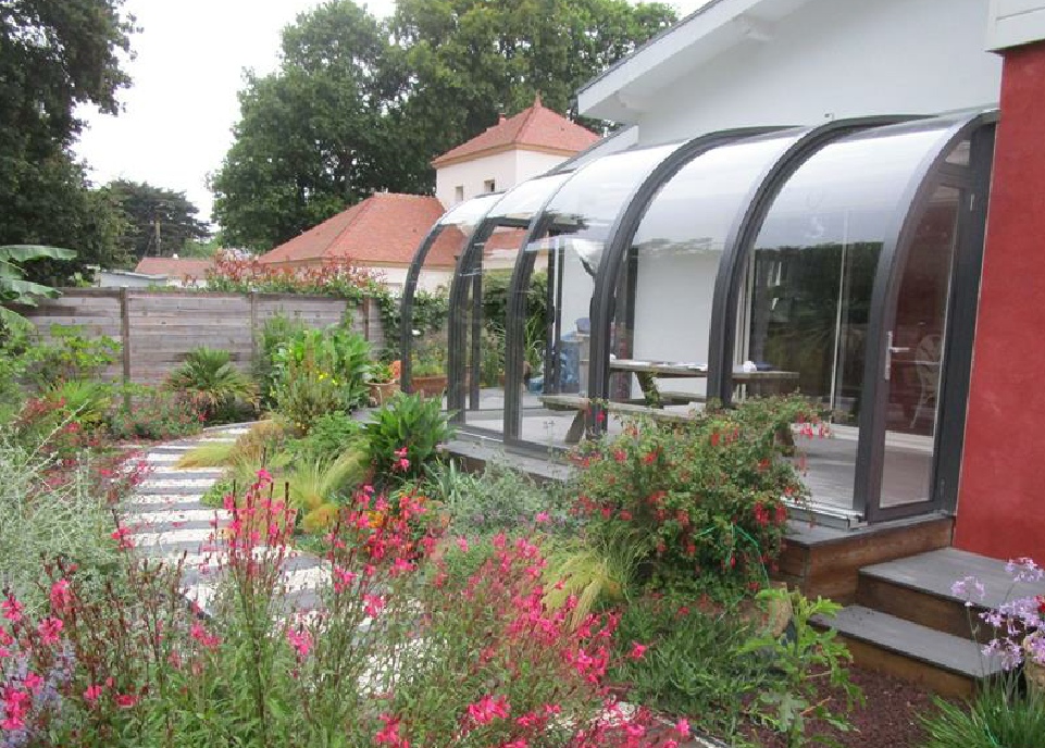 Abri de terrasse coulissant placé dans un angle - option store - aménager sa terrasse au bon prix