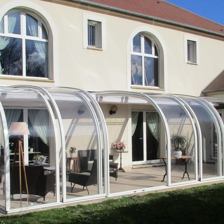 SAPHIR  abri de terrasse cintré transparent avec store intégré - Espace de détente aménagé
										