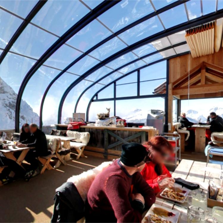 Abri de terrasse mobile en position fermée pour l'hiver - restaurant et bar
										