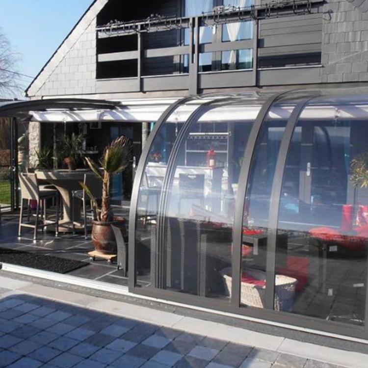 SAPHIR : abri de terrasse cintré transparent avec store intégré - Espace de détente aménagé