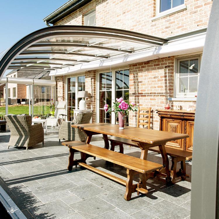 SAPHIR : abri de terrasse Saphir arrondi coulissant avec dallage intérieur carrelé
										