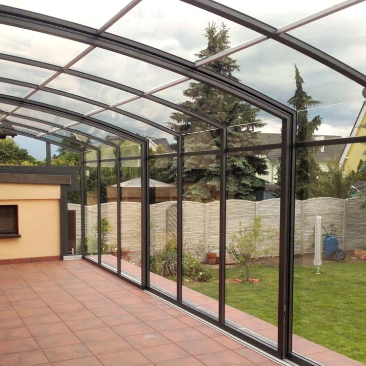 Abri de terrasse télescopique Topaz couvrant toute la terrasse
										