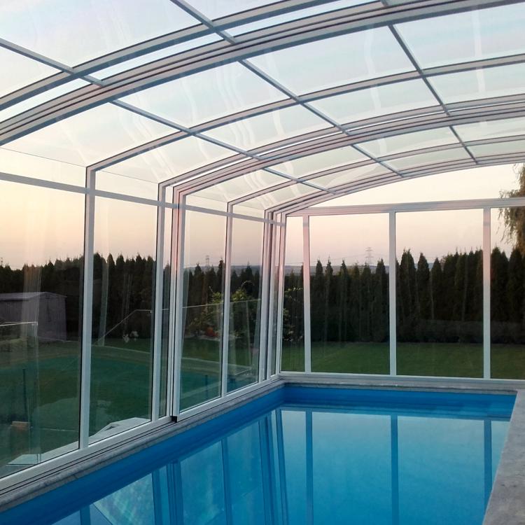 Abri de terrasse utilisé pour couvrir un couloir de nage parallèle à la maison
										