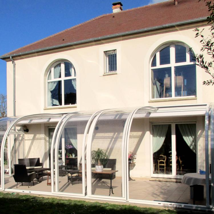 Abri de terrasse à double ouverture et stores intégrés Saphir de Vöroka
										