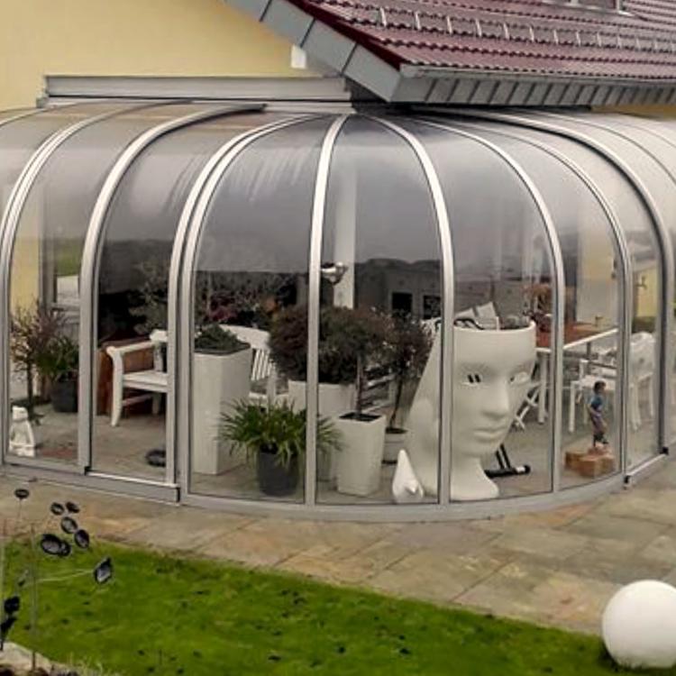 Abri solar véranda qui habile l'angle extérieur d'une maison traditionnelle
										