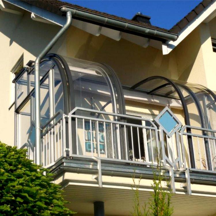 Abri de terrassecoulissant implanté dans l'angle d'un balcon
										