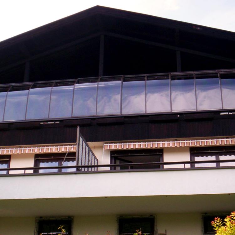 Bow window Loggia entièrement coulissante pour fermer une terrasse de restaurant d'altitude
										