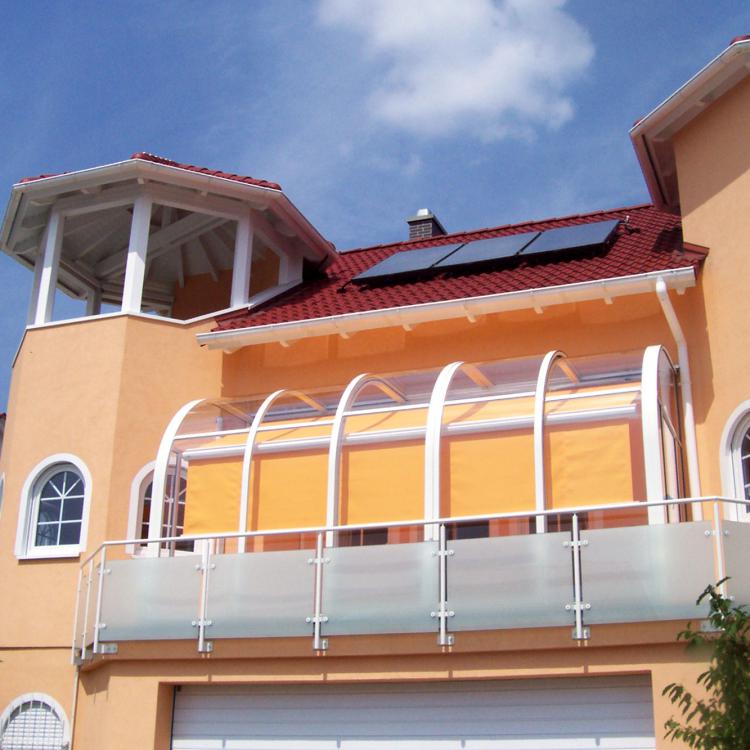 Abri solar véranda Loggia sur un balcon avec un store sous le vitrage
										